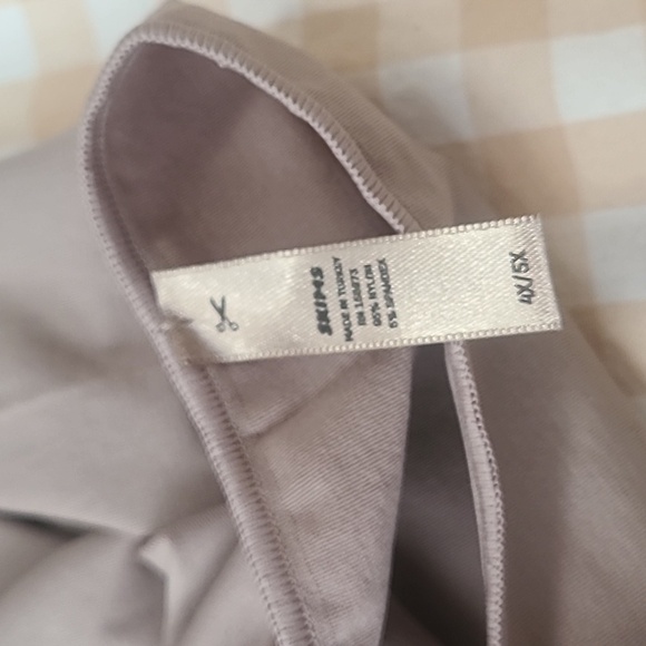 NWOT SKIMS Essential Crewneck Sleeveless Bodysuit in smoke size 4X/5X - Picture 4 of 4